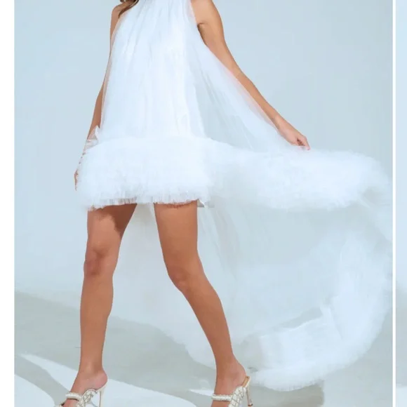 Elegant White Sleeveless Dress - Picture 1 of 7